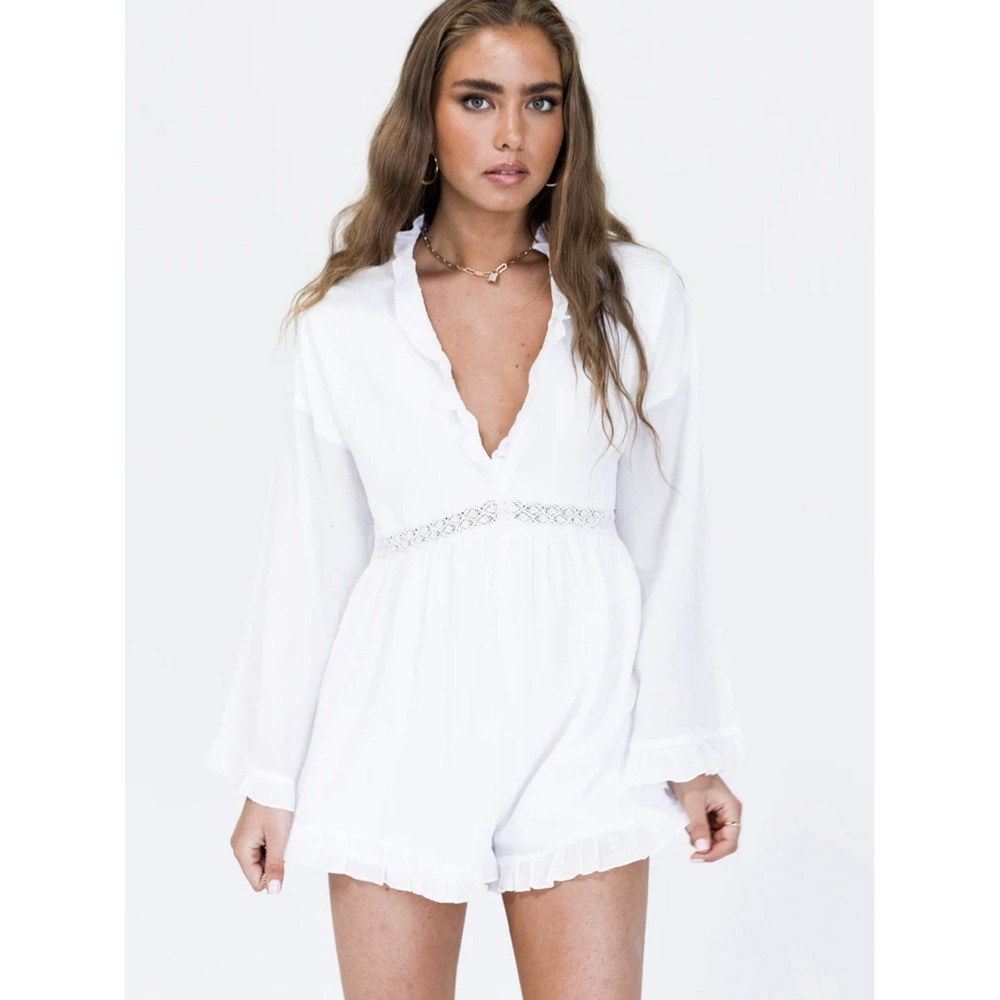 Princess Polly White One Kiss Long Bell Sleeve Shorts Lined Romper Back Zip. Sz6